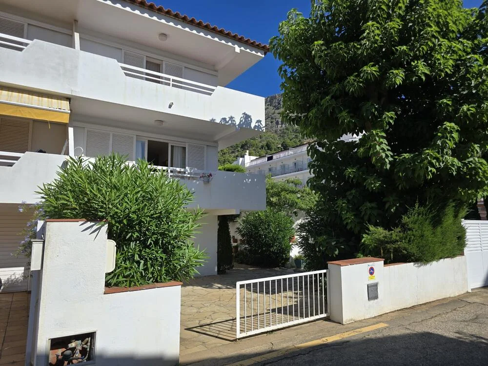 Casa esquinera cerca de la playa, tres dormitorios