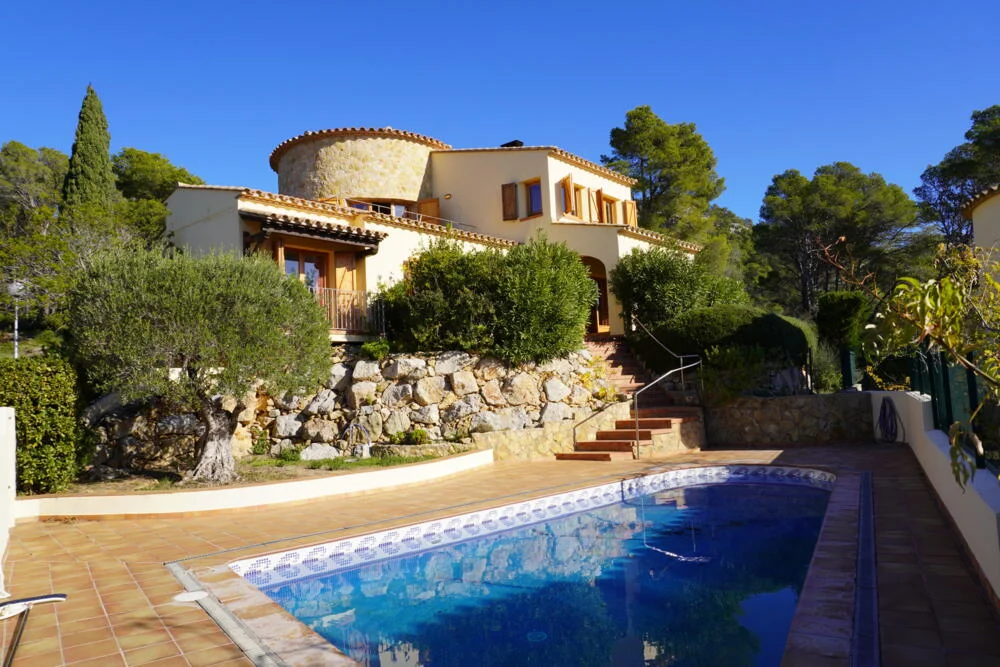 Villa independiente junto a la naturaleza, cuatro dormitorios