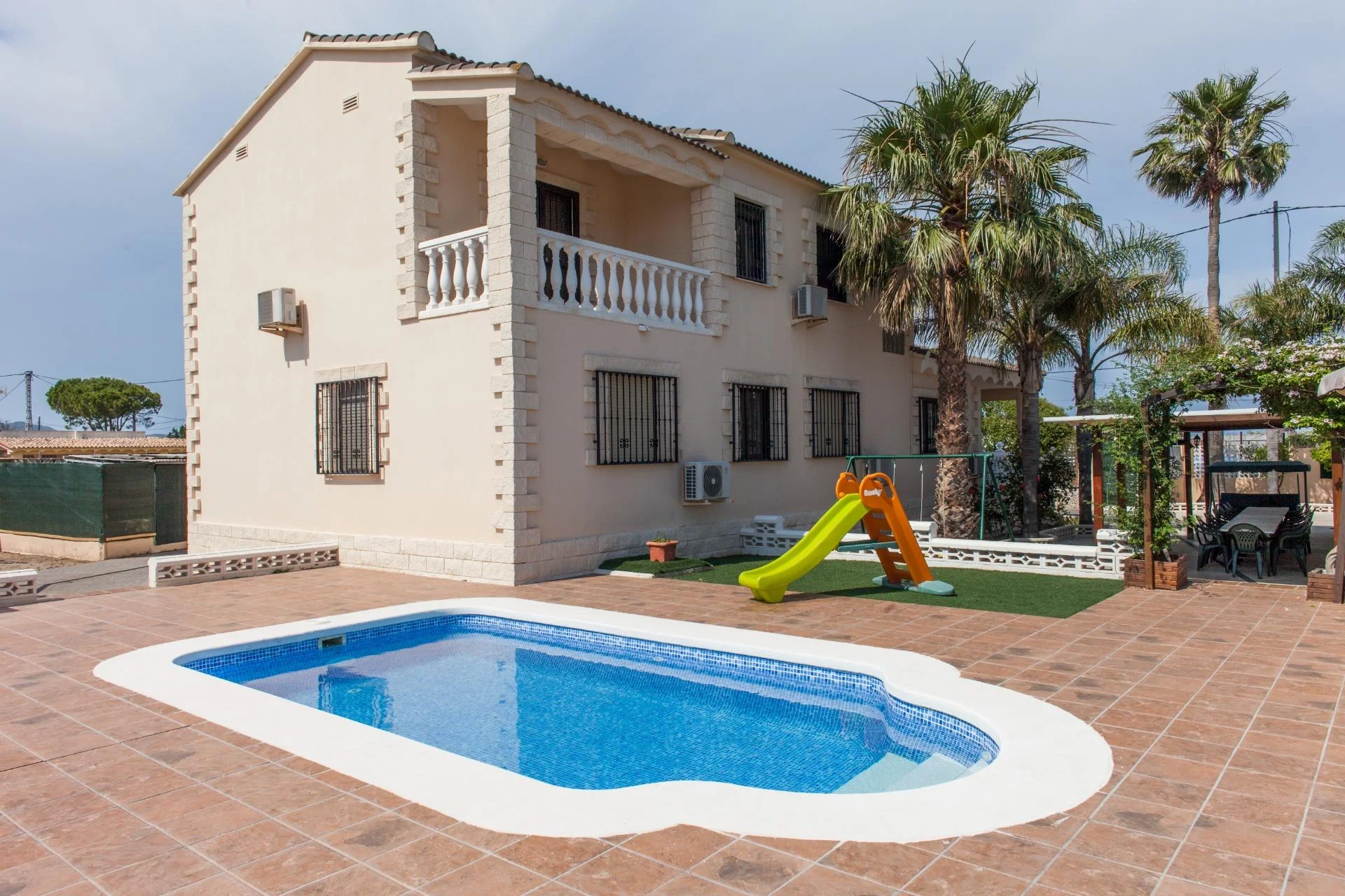 Amplio chalet costero con piscina privada