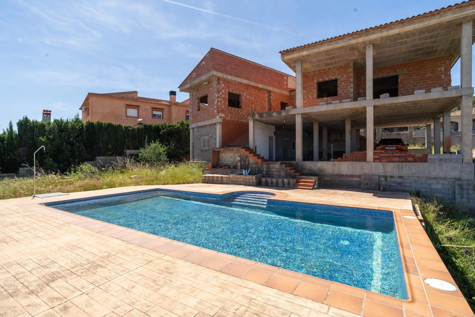 Casa en construcción con piscina privada