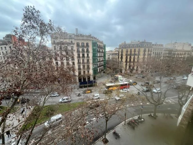 Gran piso para reformar en Eixample