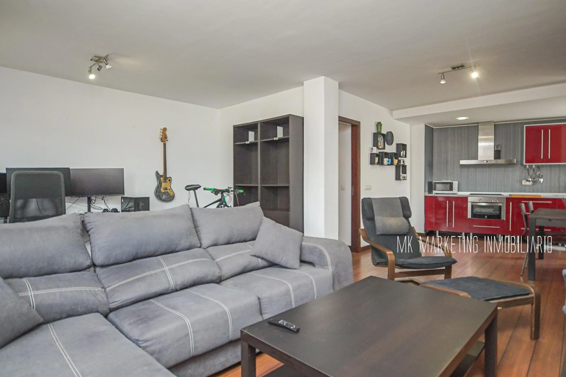 One-bedroom flat with mountain views