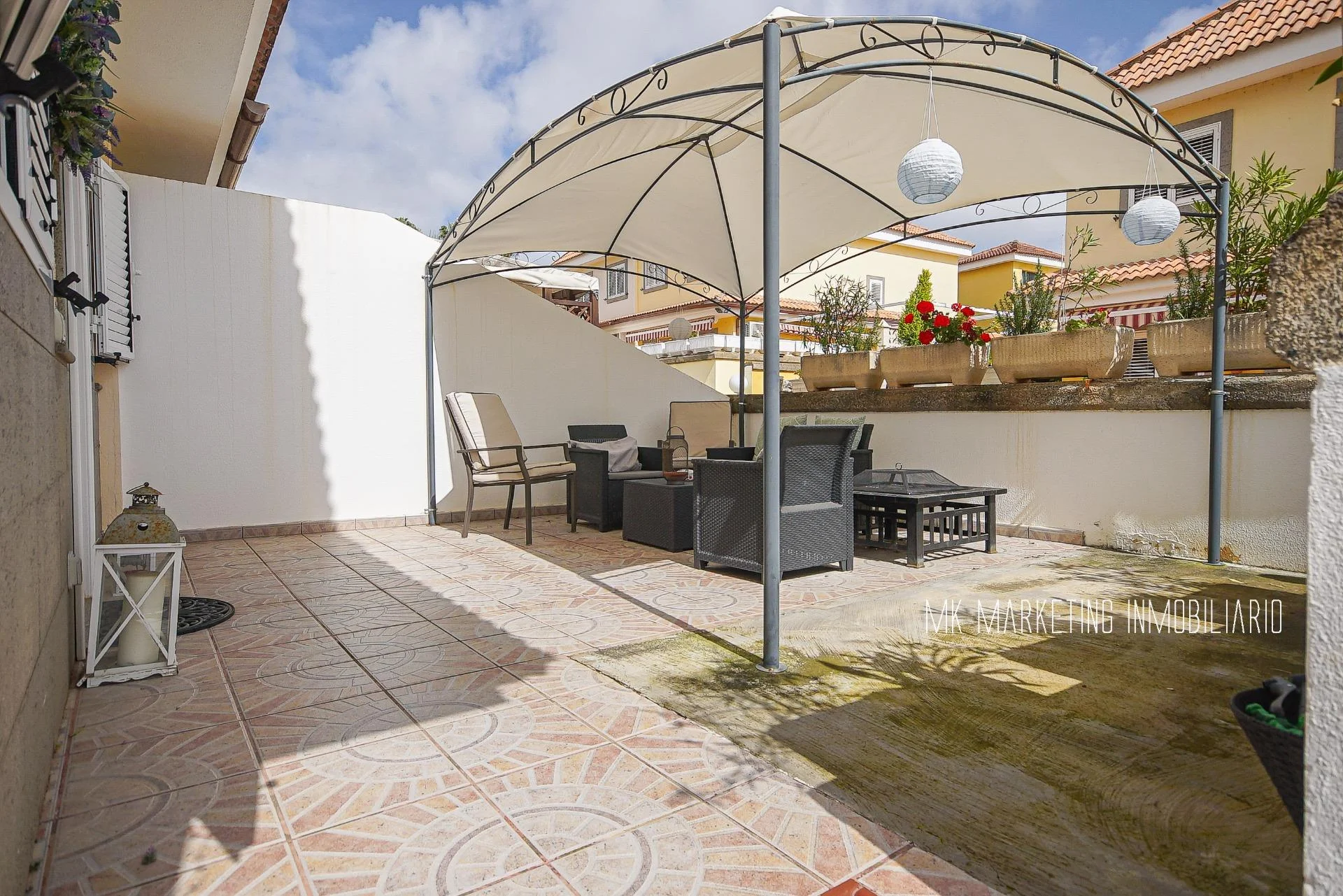 Adosado de cuatro plantas con jardín