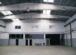 Nave industrial con oficinas y puente grúa