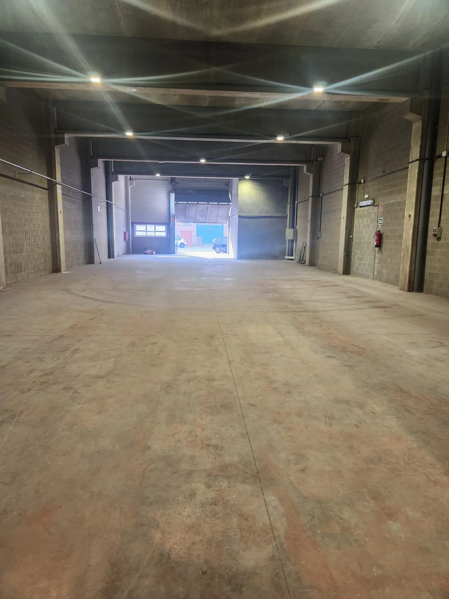 Nave industrial con patios privados