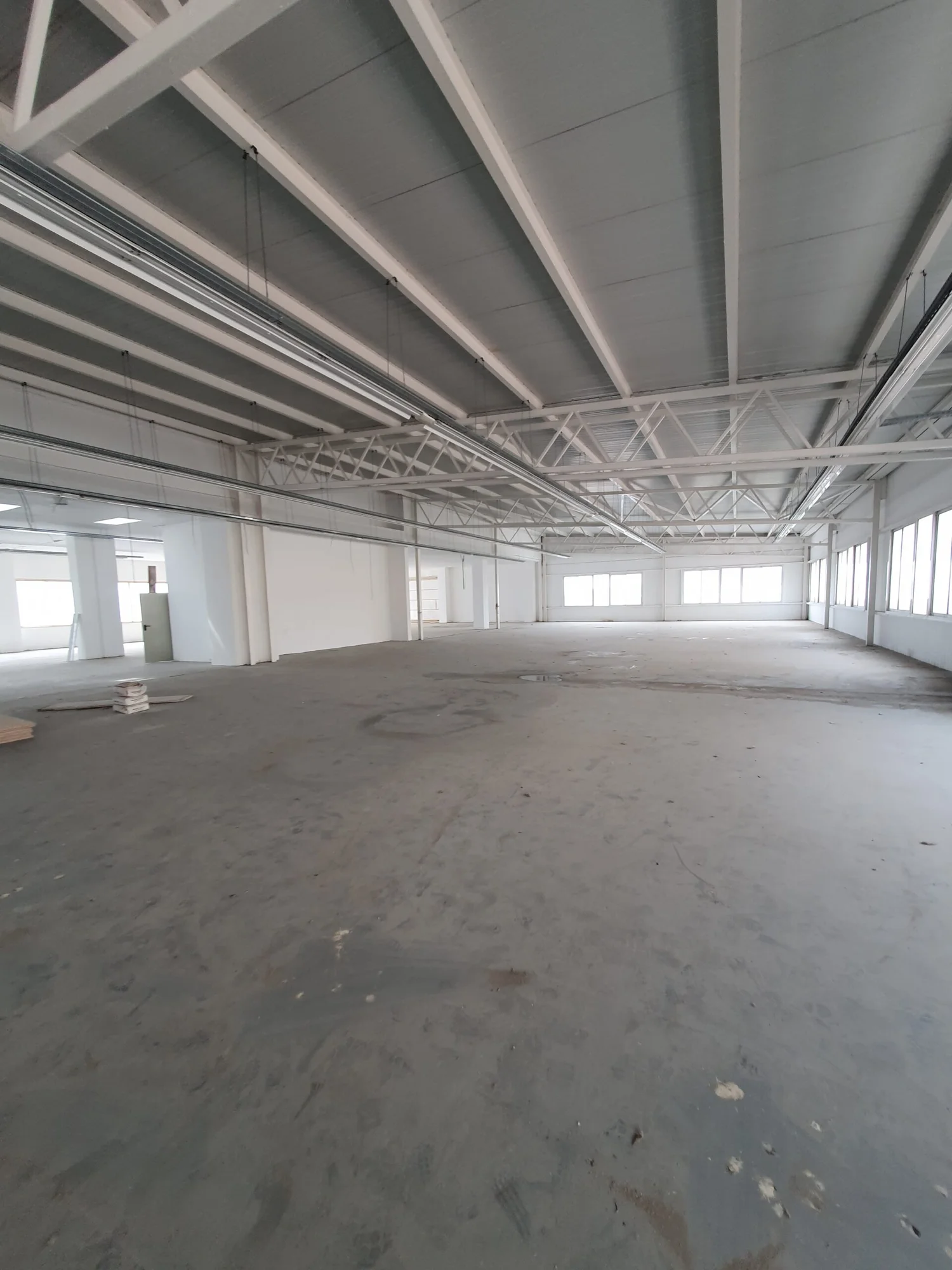 Nave industrial de dos plantas, 3.400 m²