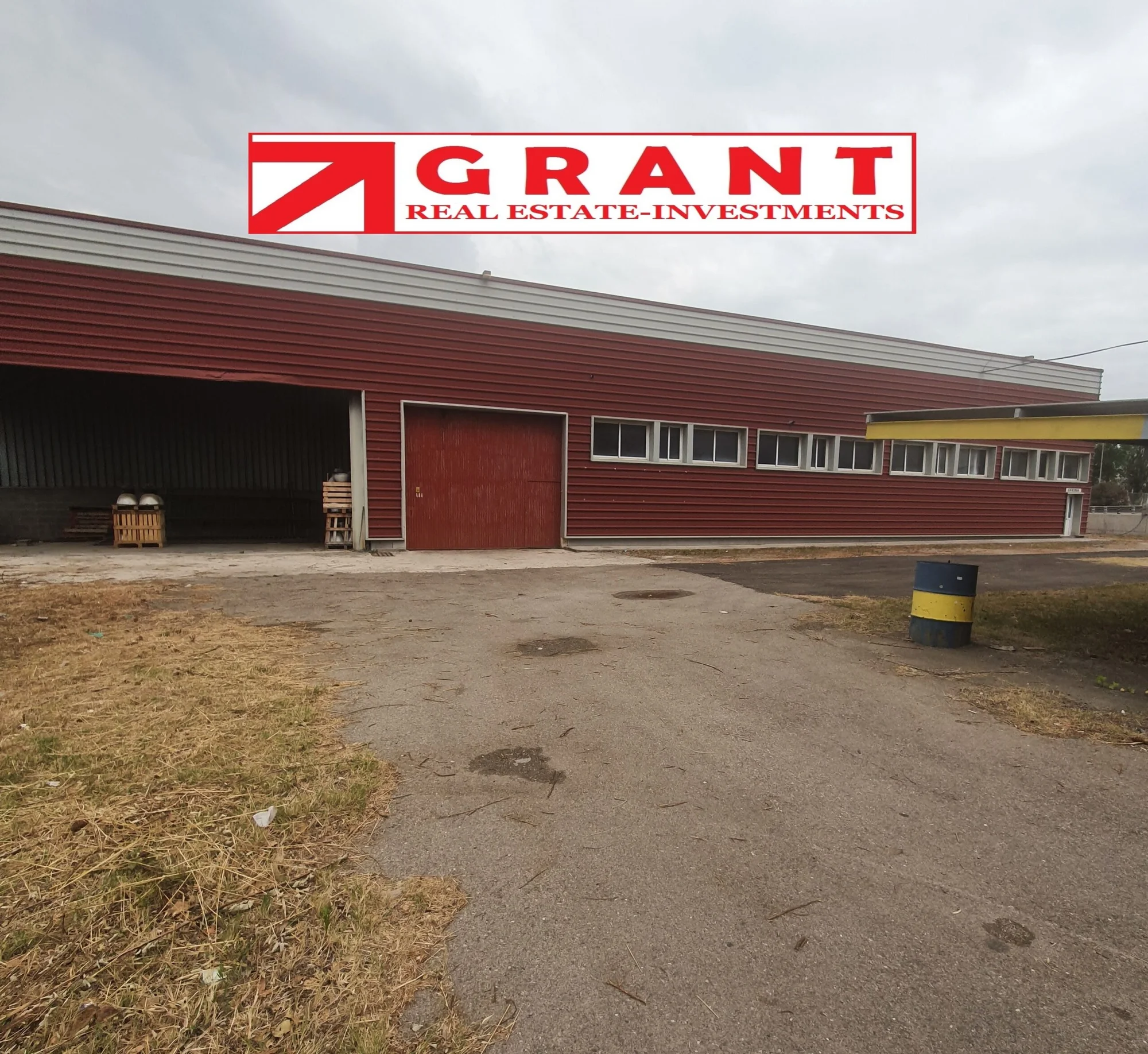 Nave industrial con gran patio