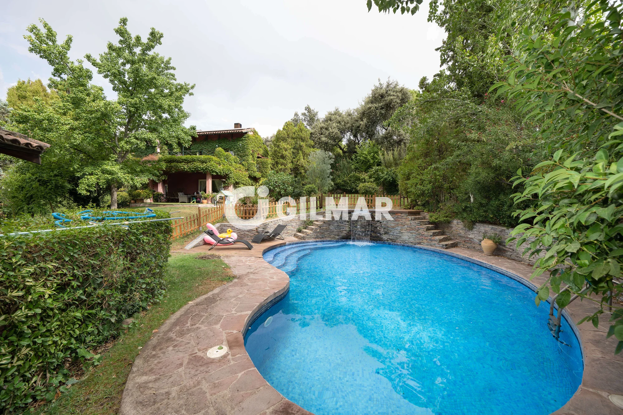 Author-designed villa with pool, 5 bedrooms