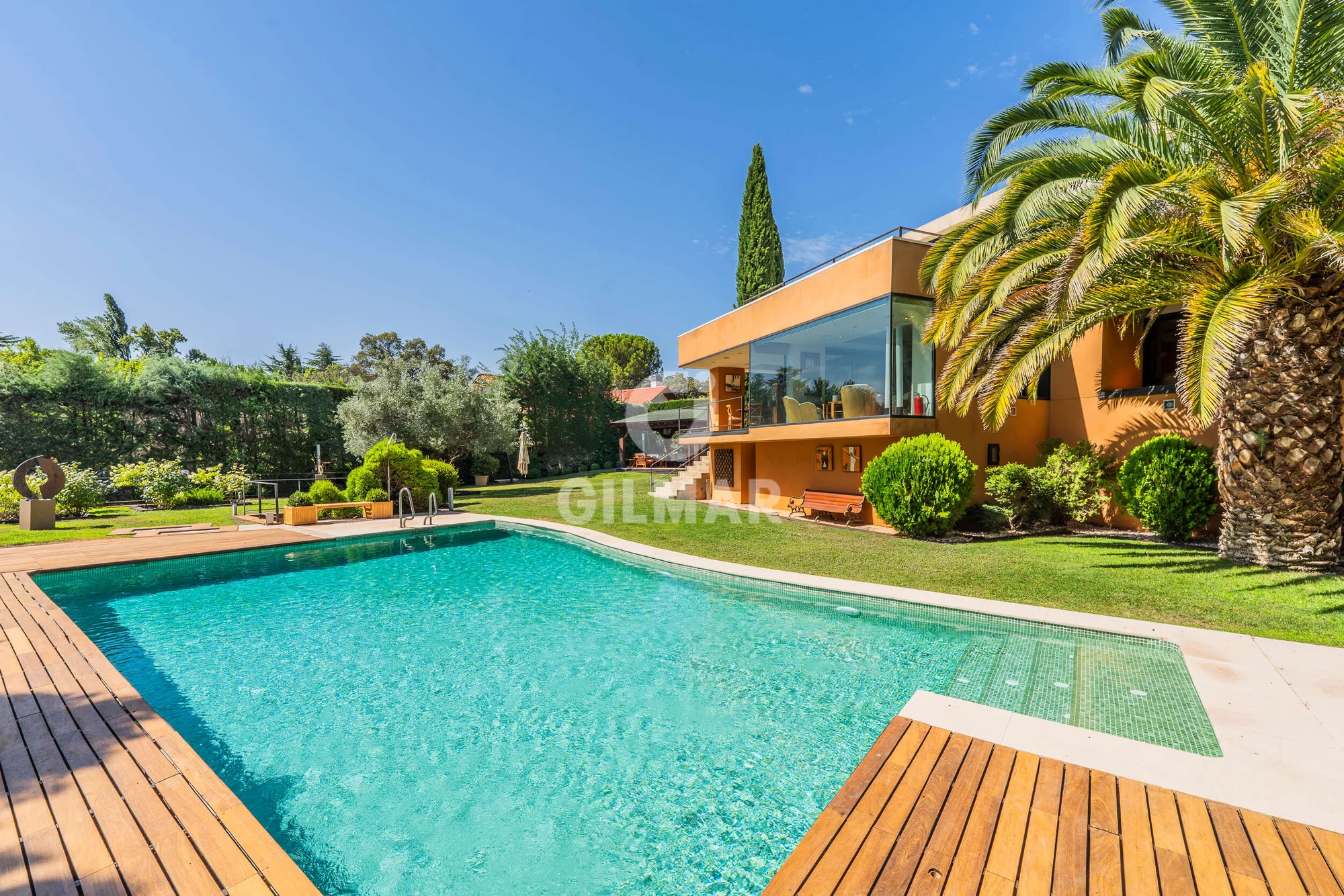 Villa contemporánea con apartamento independiente