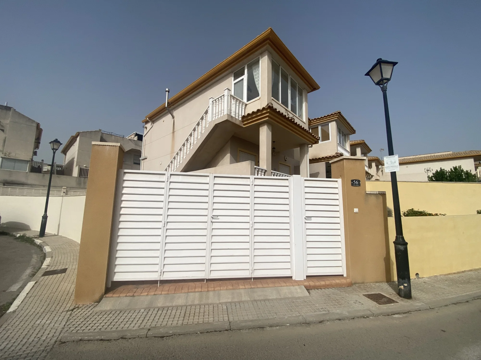 Apartamento moderno con jardín privado