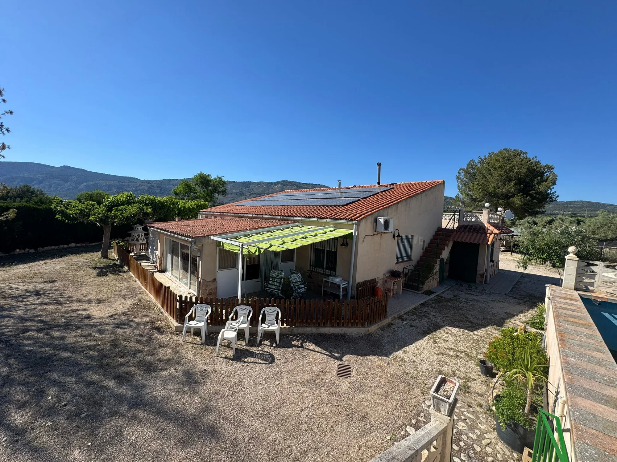 Villa rural con piscina e invernaderos