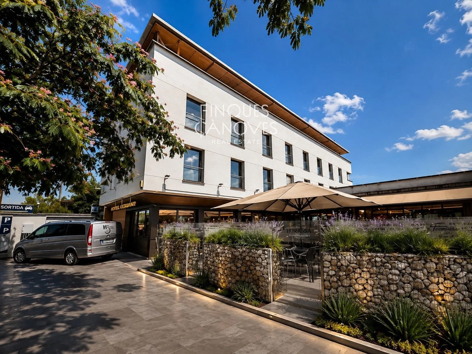 Hotel de cuatro estrellas cerca de Girona, 18 habitaciones