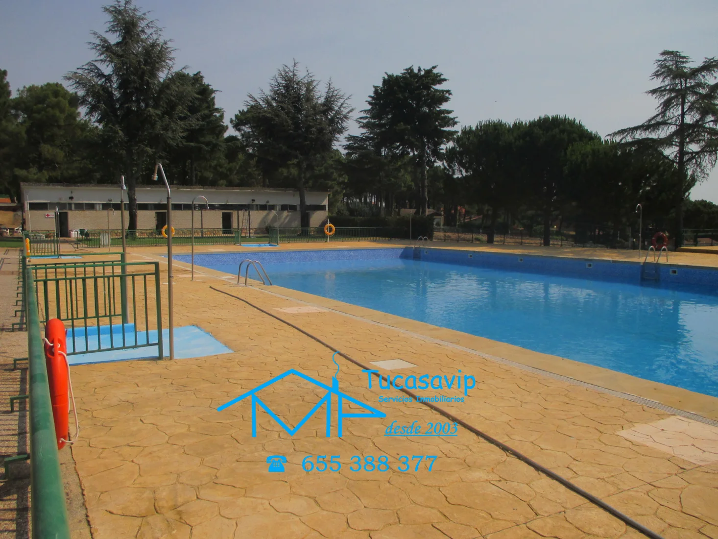 Parcela urbana con piscina comunitaria