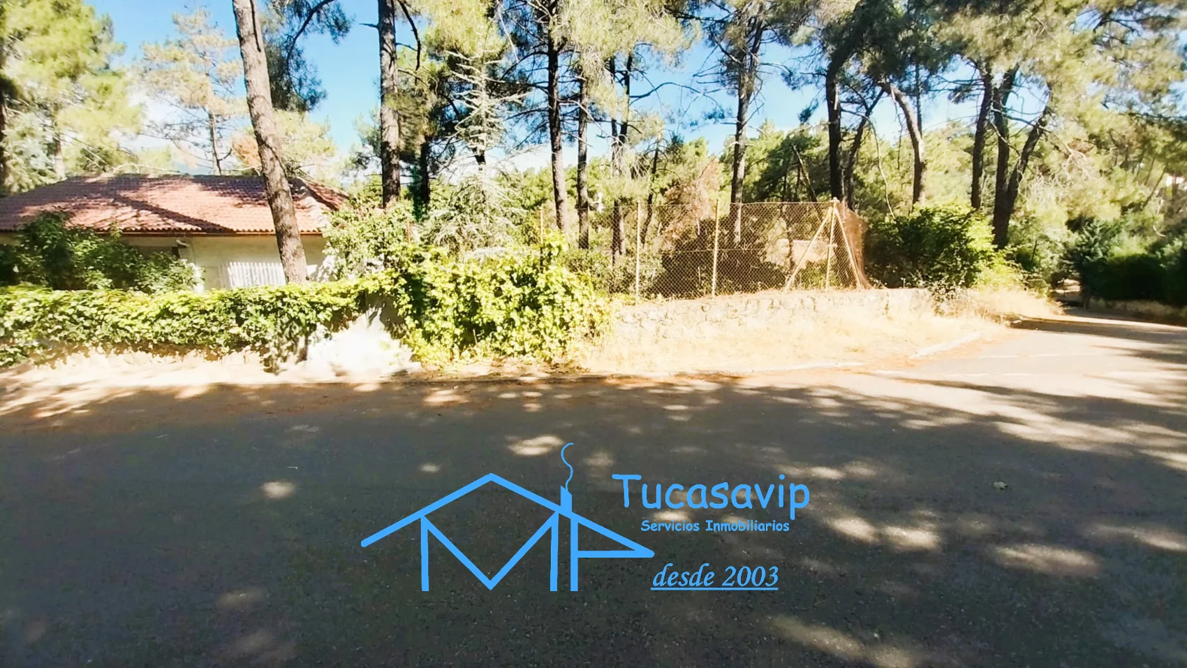 Parcela urbana con piscina privada