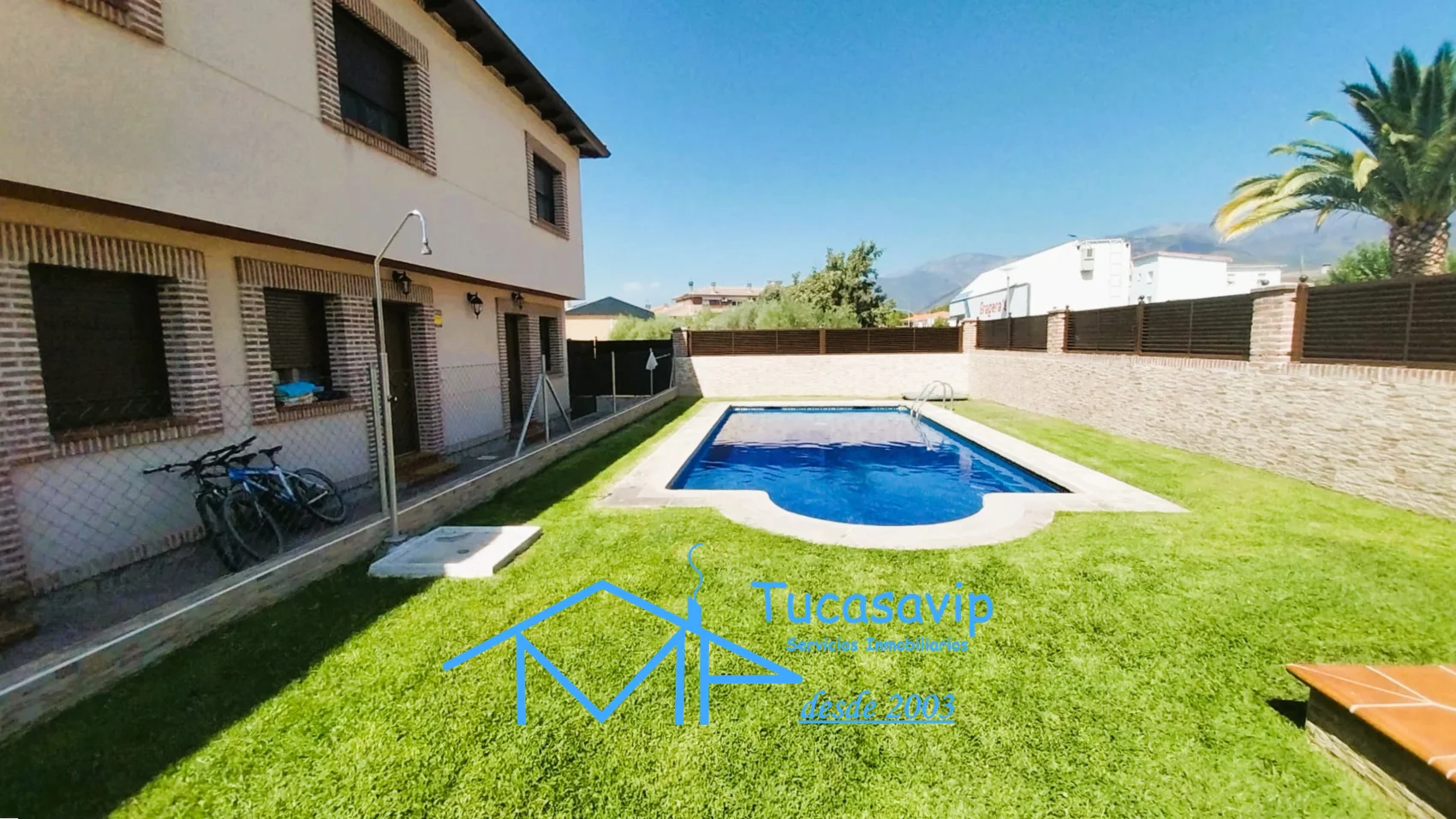 Chalet con piscina y vistas a la sierra