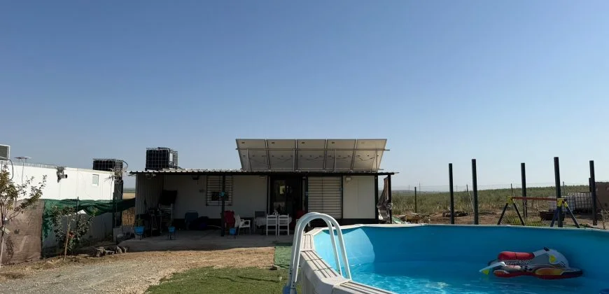 Parcela rústica en Utrera con vivienda prefabricada