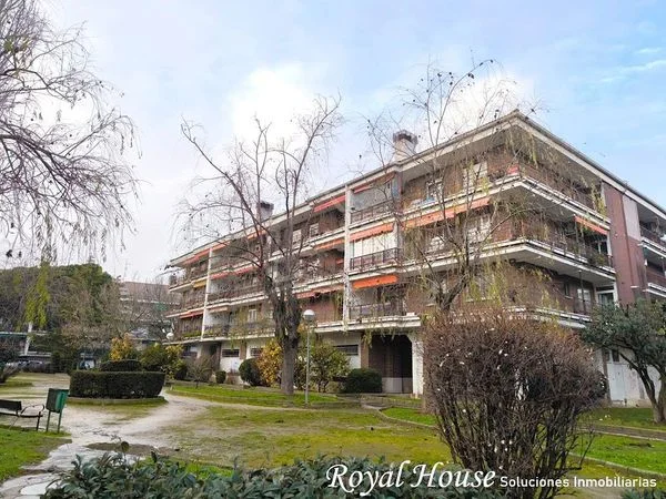 Piso de tres dormitorios con piscinas comunitarias