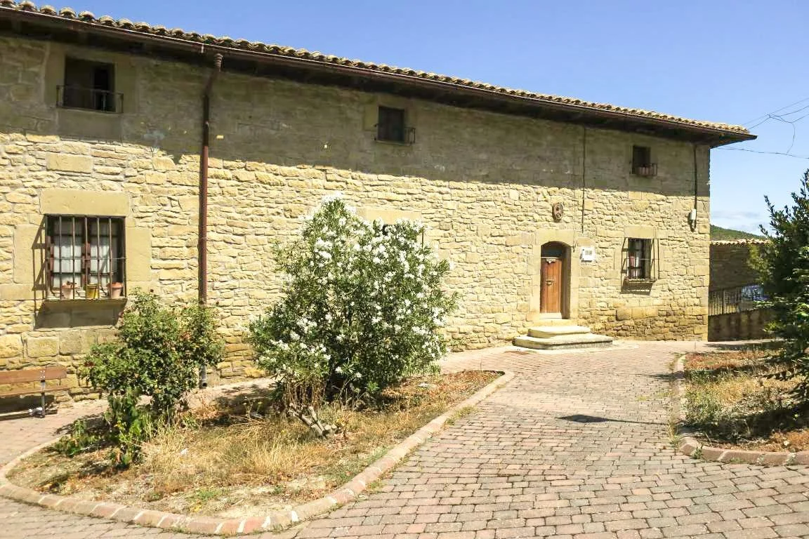 Historic palace house with renovation upside