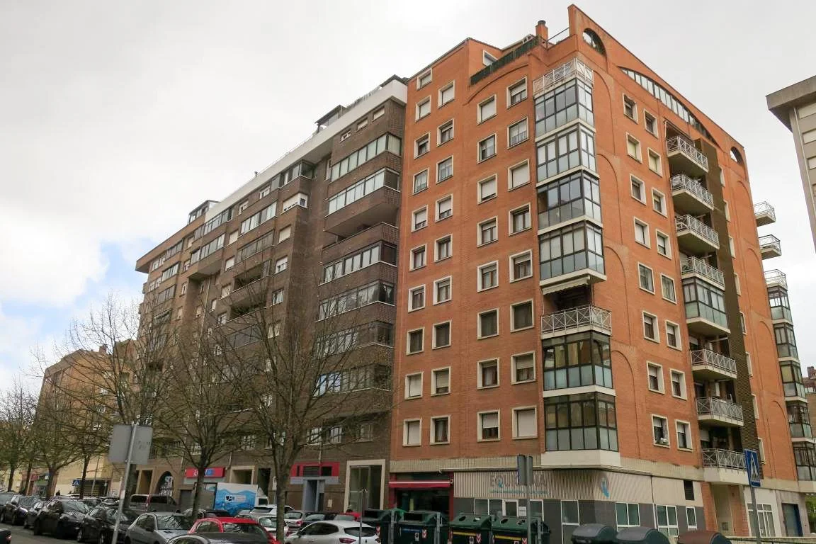 Bright ninth-floor flat, Azpilagaña