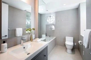 Dúplex reformado en Manhattan con jardín privado