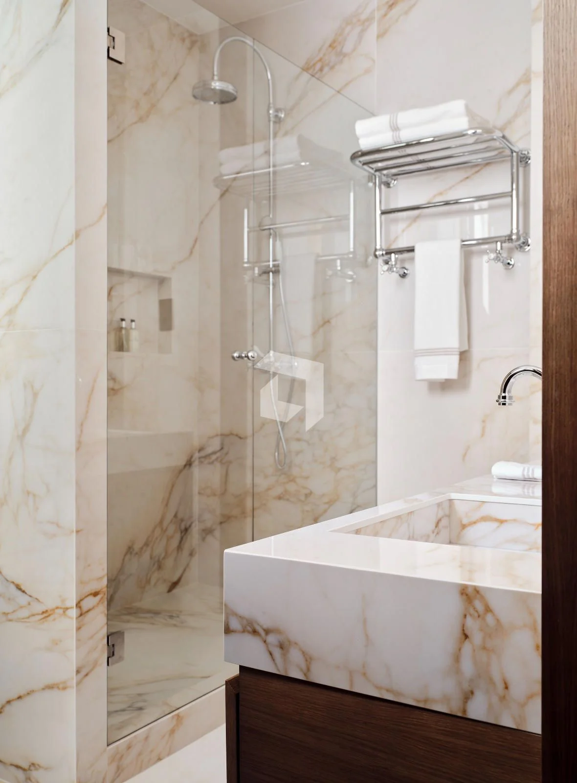 Renovated Trafalgar flat, four bathrooms