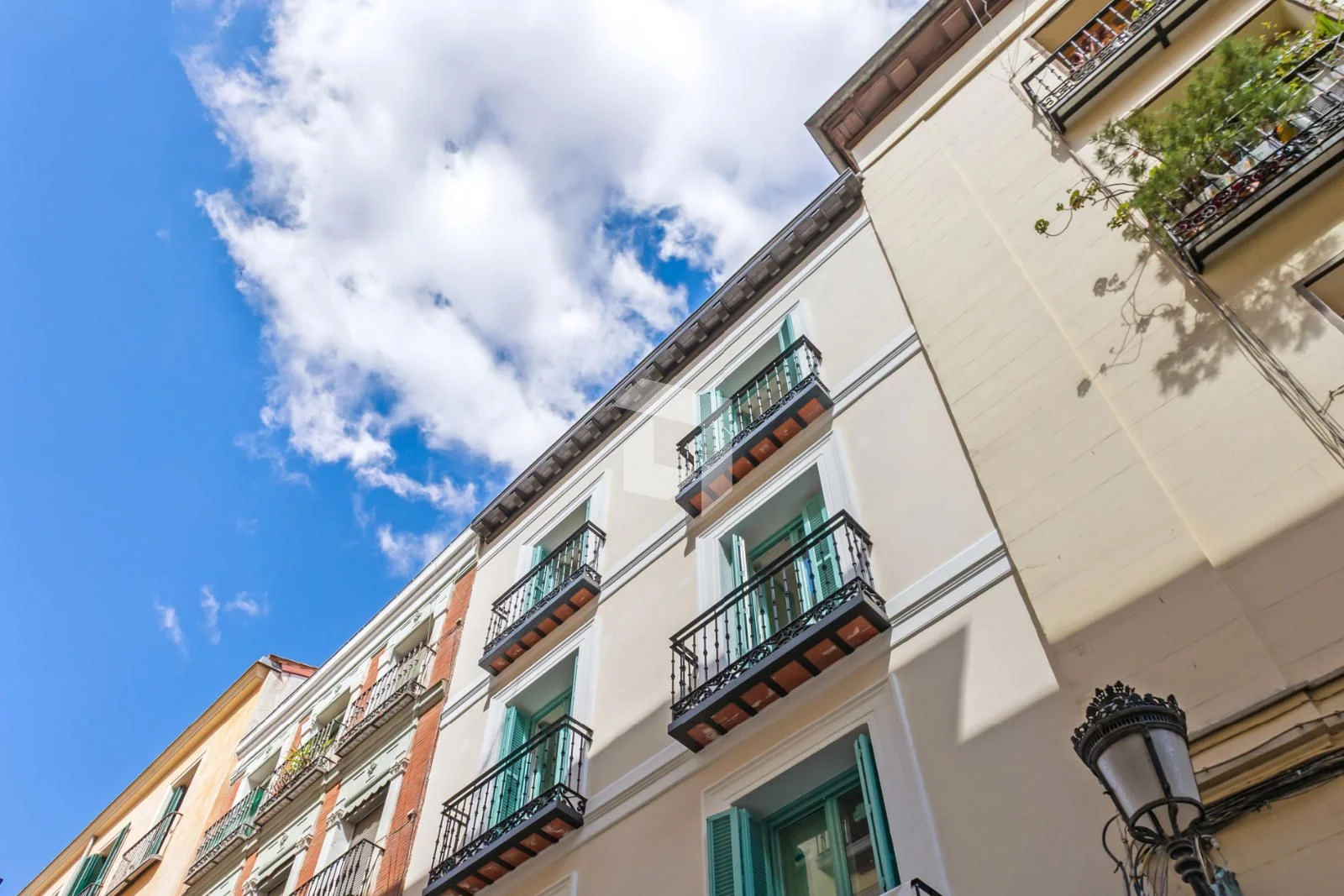 Ático reformado en Madrid con terraza de 21 m²