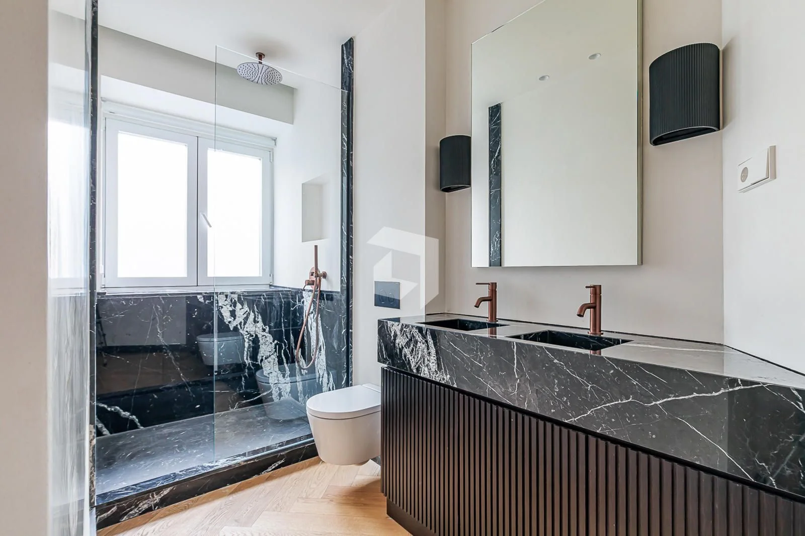 Piso reformado en Goya con ocho balcones