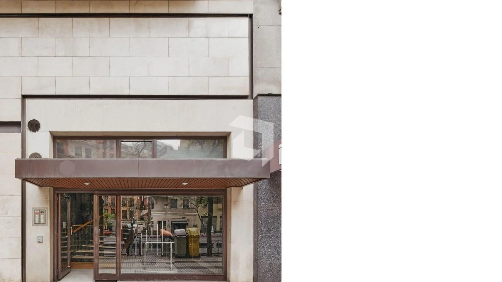 Reformed Goya flat with 42 m² terrace