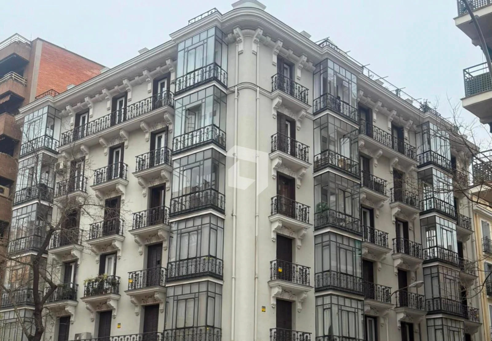 Reformed Almagro flat, three suites