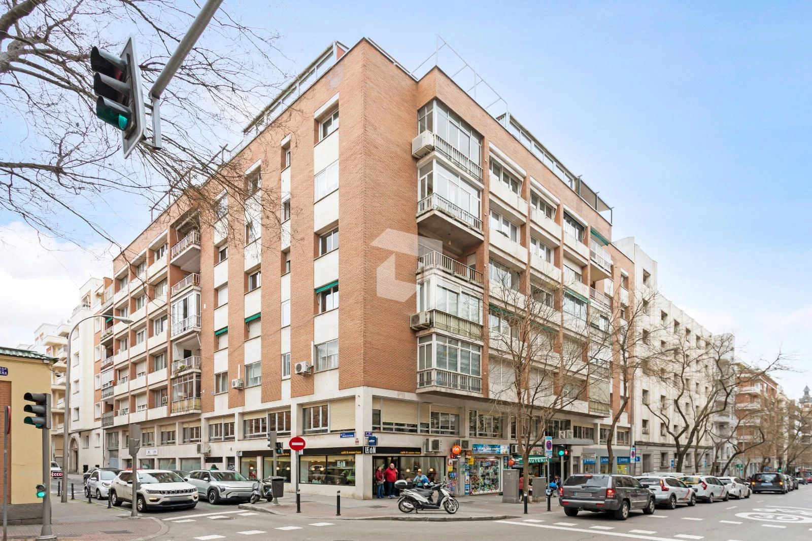 Spacious Argüelles flat with garage