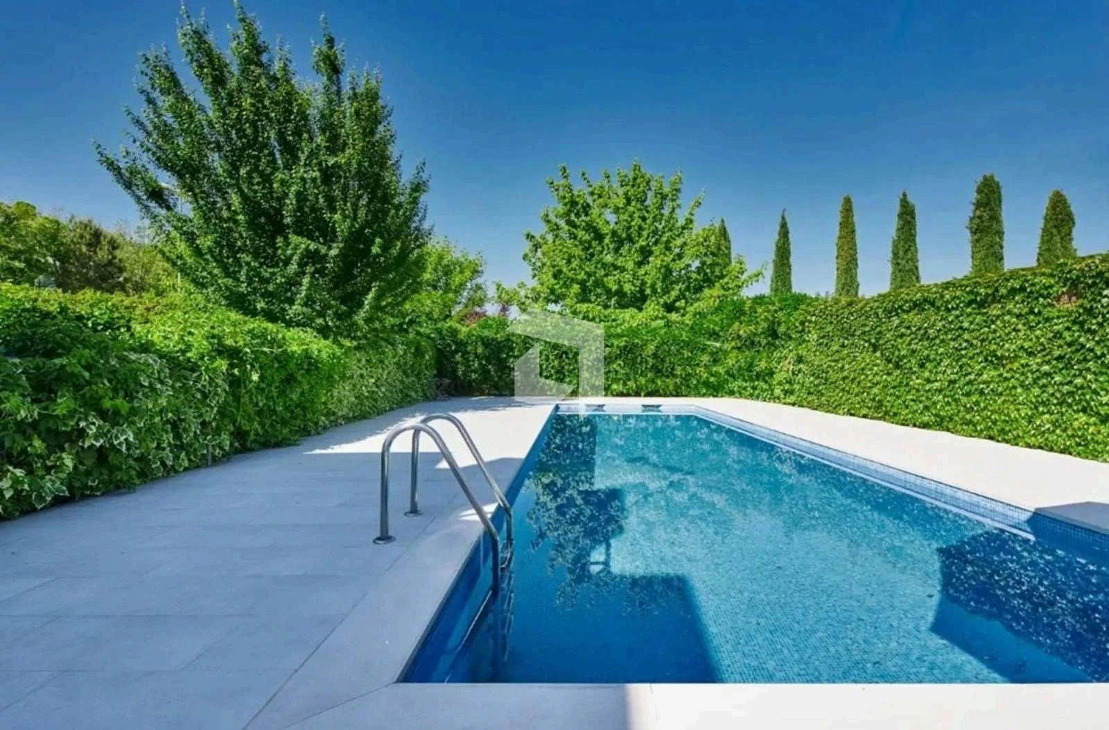 Chalet reformado con piscina privada