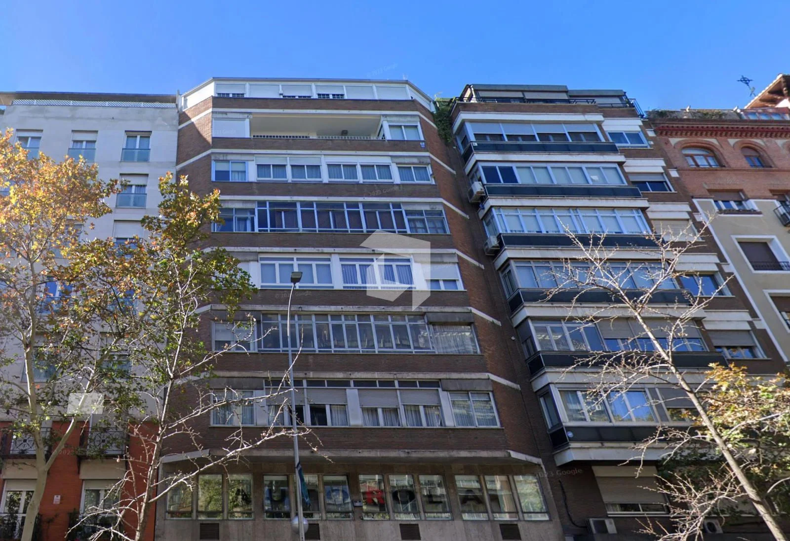 Piso reformable de cinco dormitorios con terraza