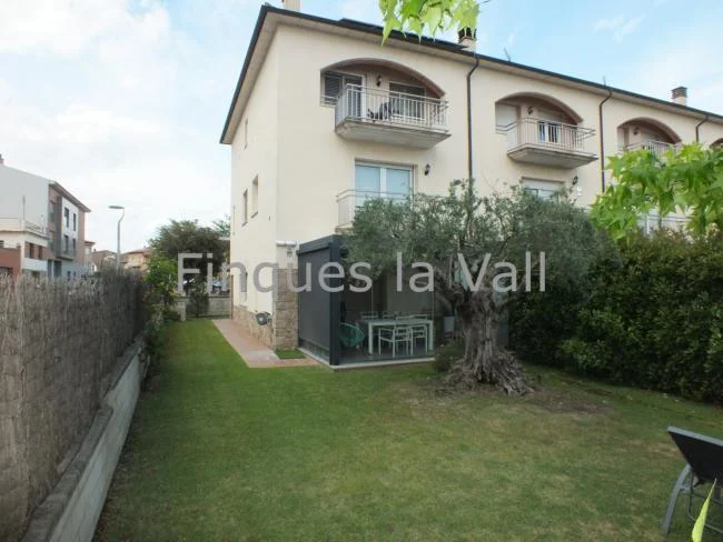 Casa luminosa en Tona con jardín privado