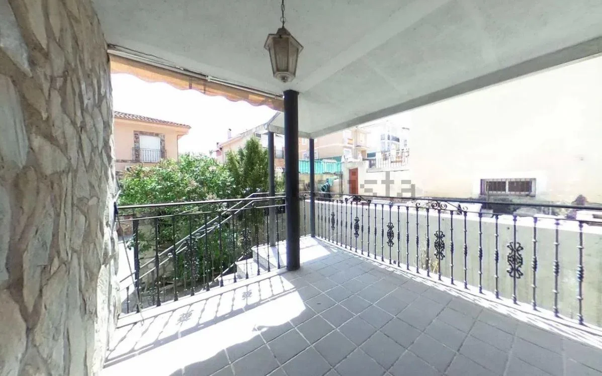 Spacious Loeches chalet, four bedrooms