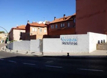 Solar urbano con obra parada