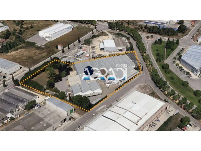Gran nave industrial con amplia parcela