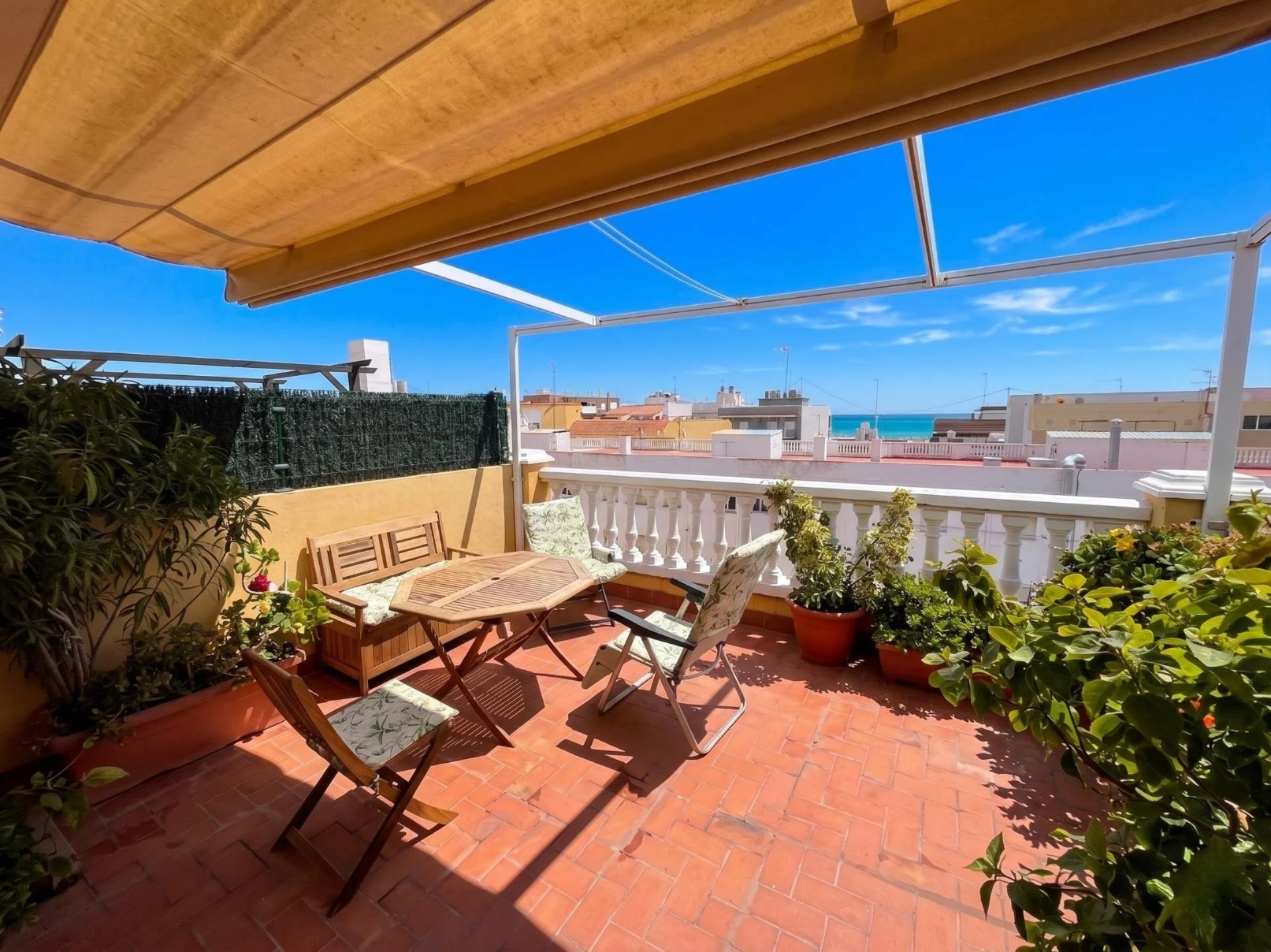 Apartamento con vistas al mar y terraza privada