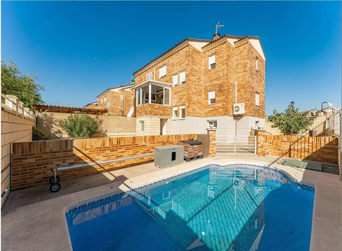 Corner townhouse with private pool