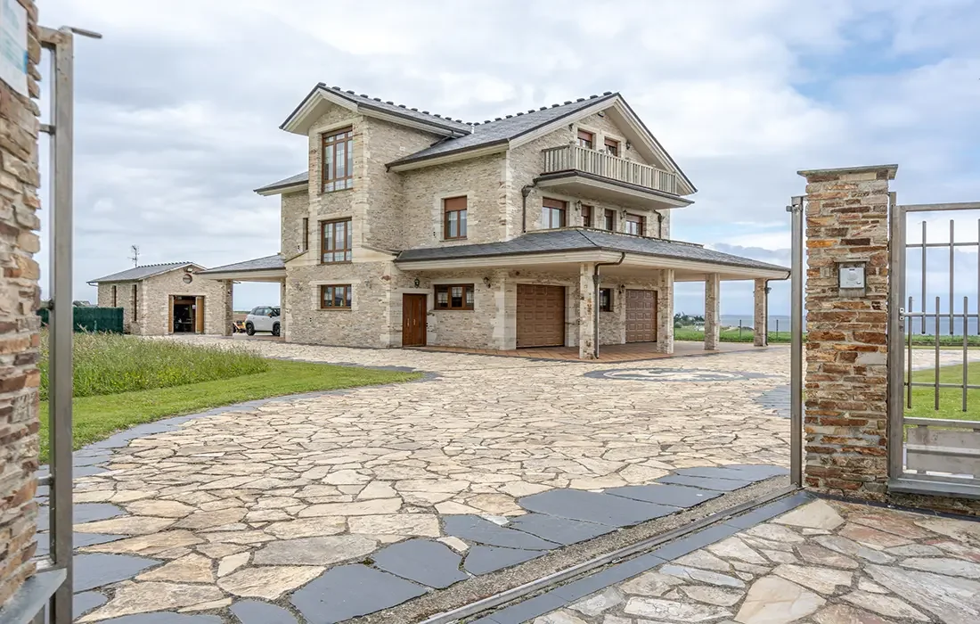 Luxury Castropol chalet, seven bedrooms