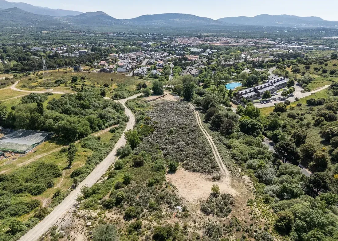 Large rustic plot near Madrid