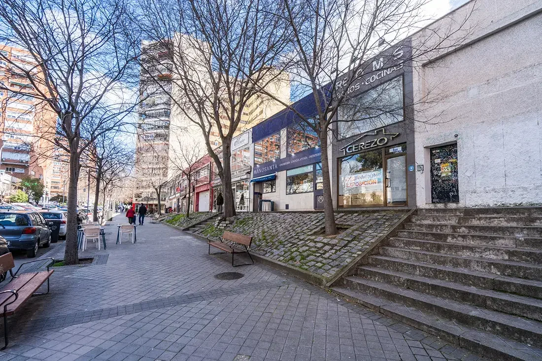 Street-front Madrid commercial unit, 38 m²