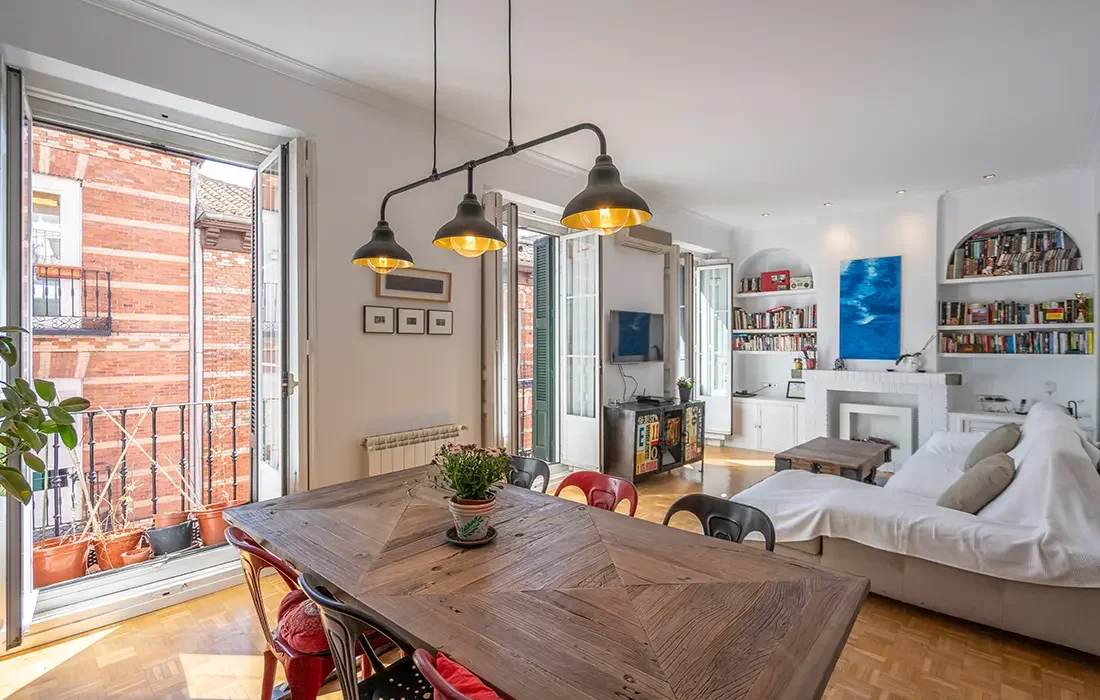 Renovated Malasaña flat with three balconies