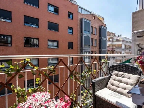 Piso para reformar junto al Bernabéu, tres dormitorios