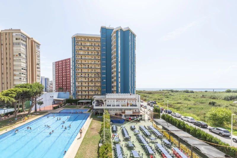 Sea-view flat with renovation upside