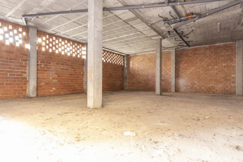 Corner commercial unit with 184 m²