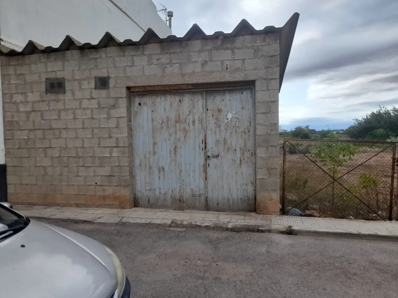 Massalfassar plot with storage building