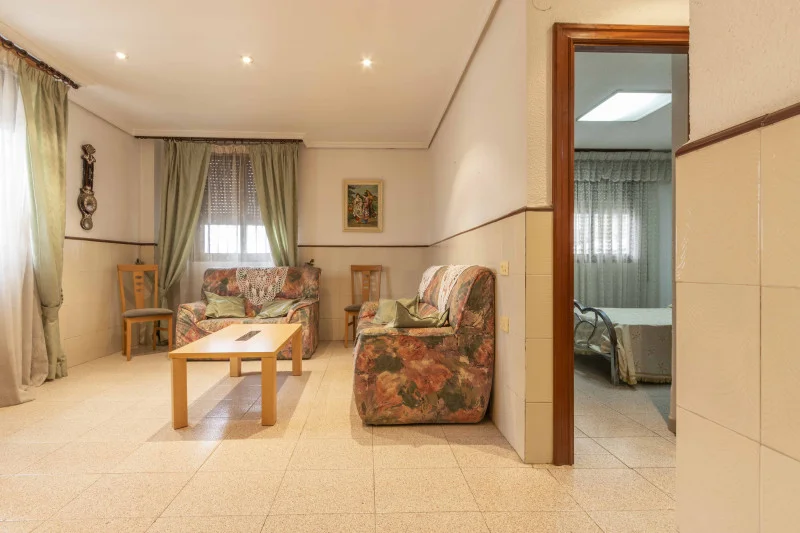 Three-bedroom flat with same-floor terrace