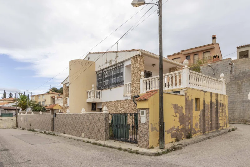 Casa cuidada en Calles, cuatro dormitorios