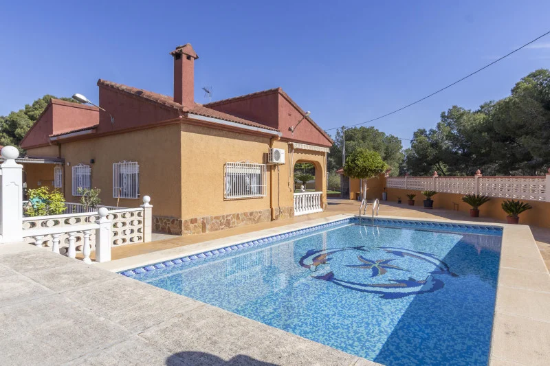 Llíria chalet with private pool, 4 bedrooms
