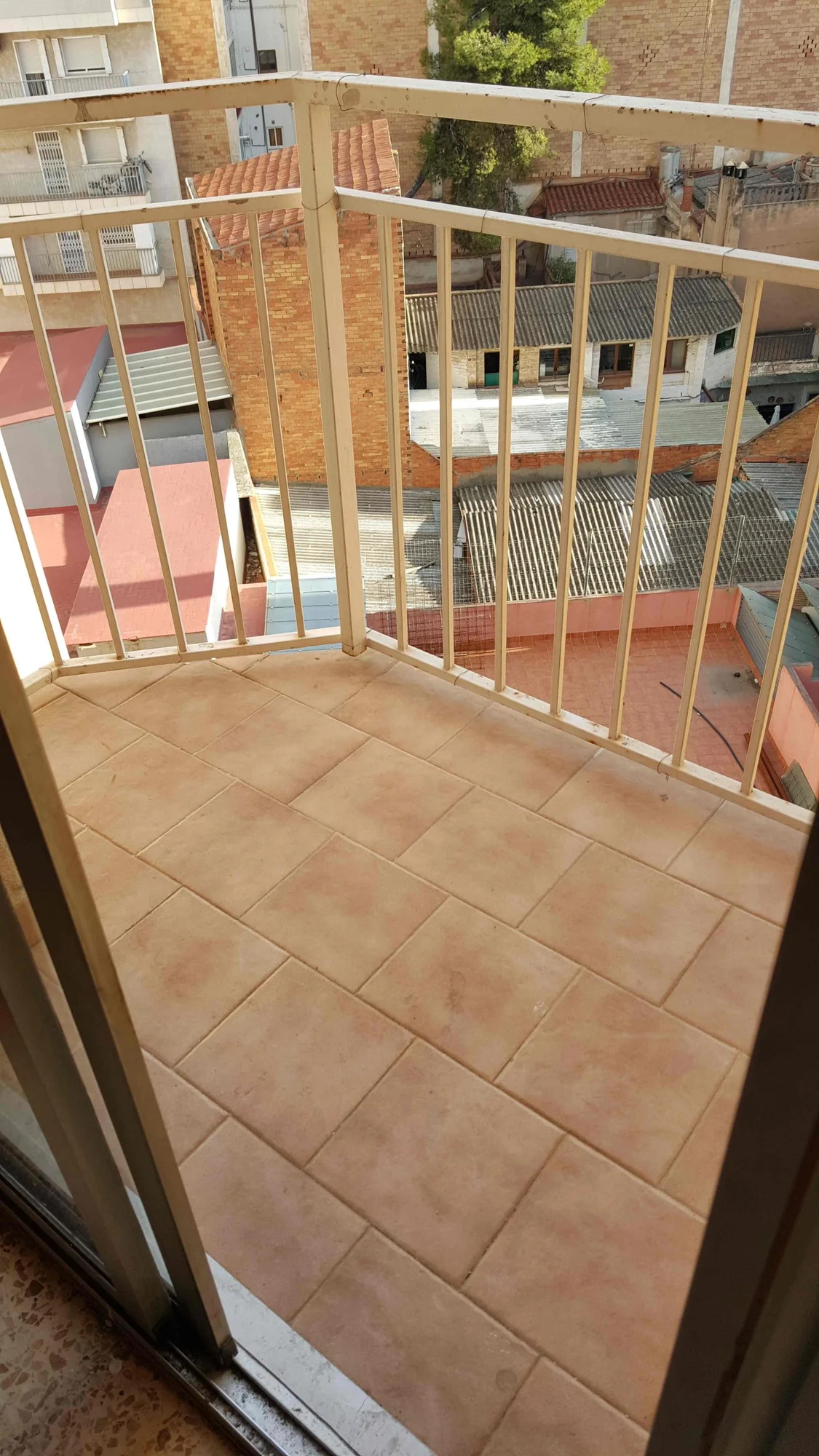 Piso interior de tres dormitorios con balcón